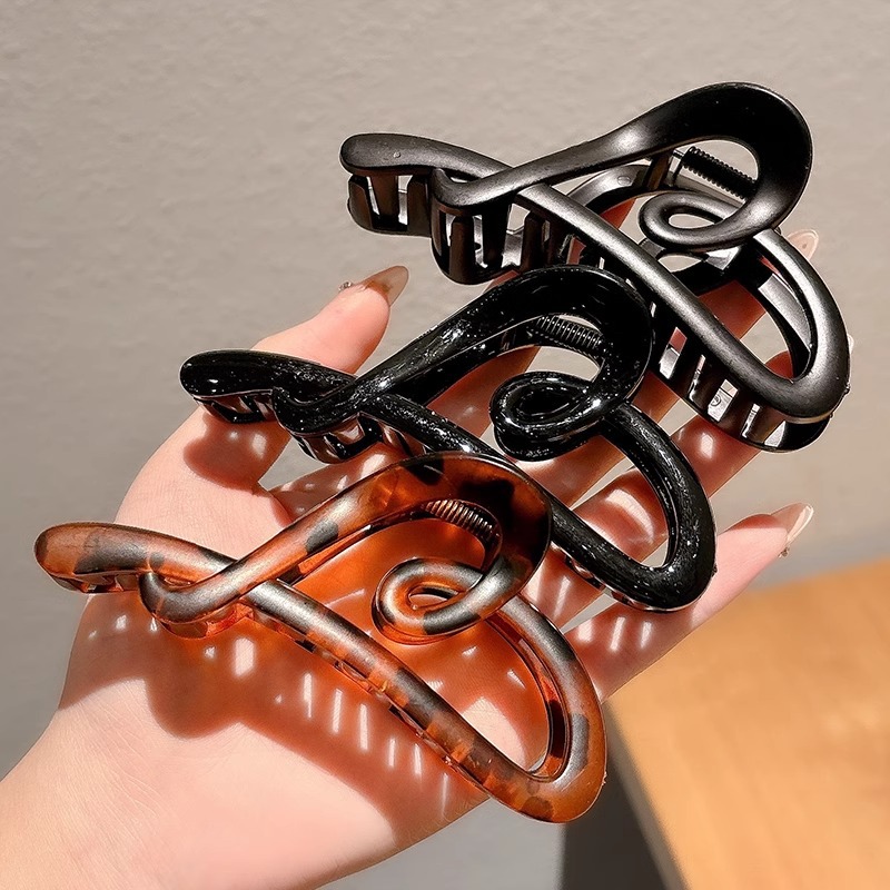 气质哑光爱心抓夹女春款后脑勺发夹简约高级感2024新款鲨鱼夹头饰