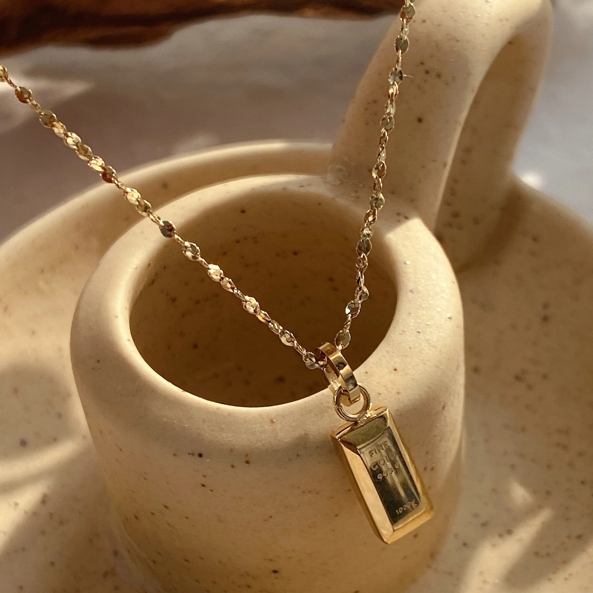 u优饰品钛钢新款几何方块999金砖短链英文字母项链k金保色项链nv