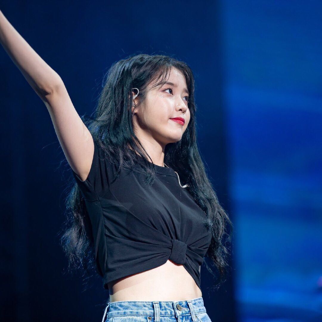 现货 iu李知恩同款百搭显瘦打结黑色t恤性感短款露脐短袖上衣女