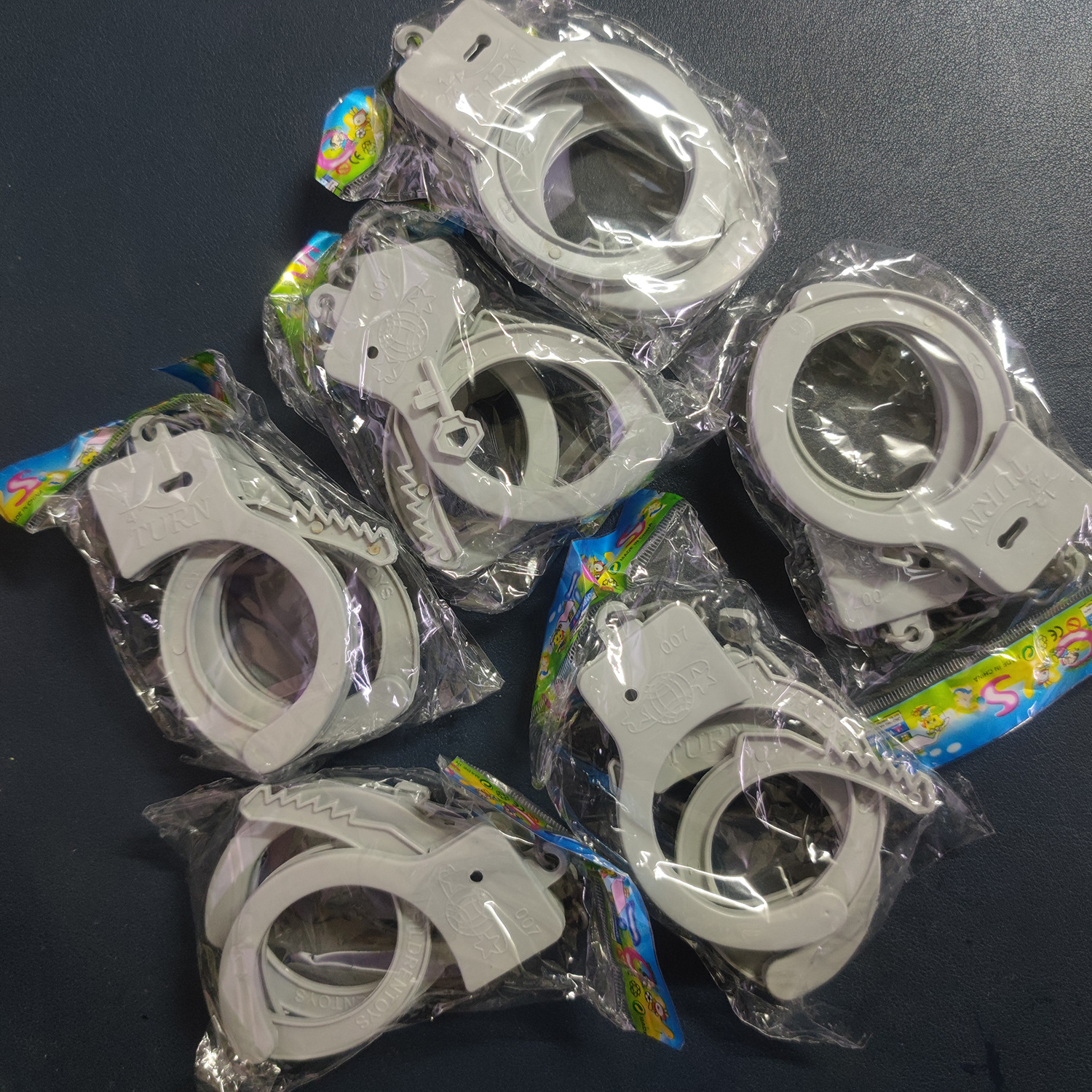 1/4 turn塑料手铐玩具 灰色中丙 cos 仿真情趣手铐道具 制服配饰