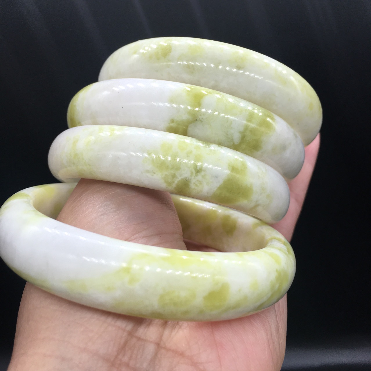 天然蓝田玉手女款黄色飘花玉手镯保真玉手镯礼品直播供货