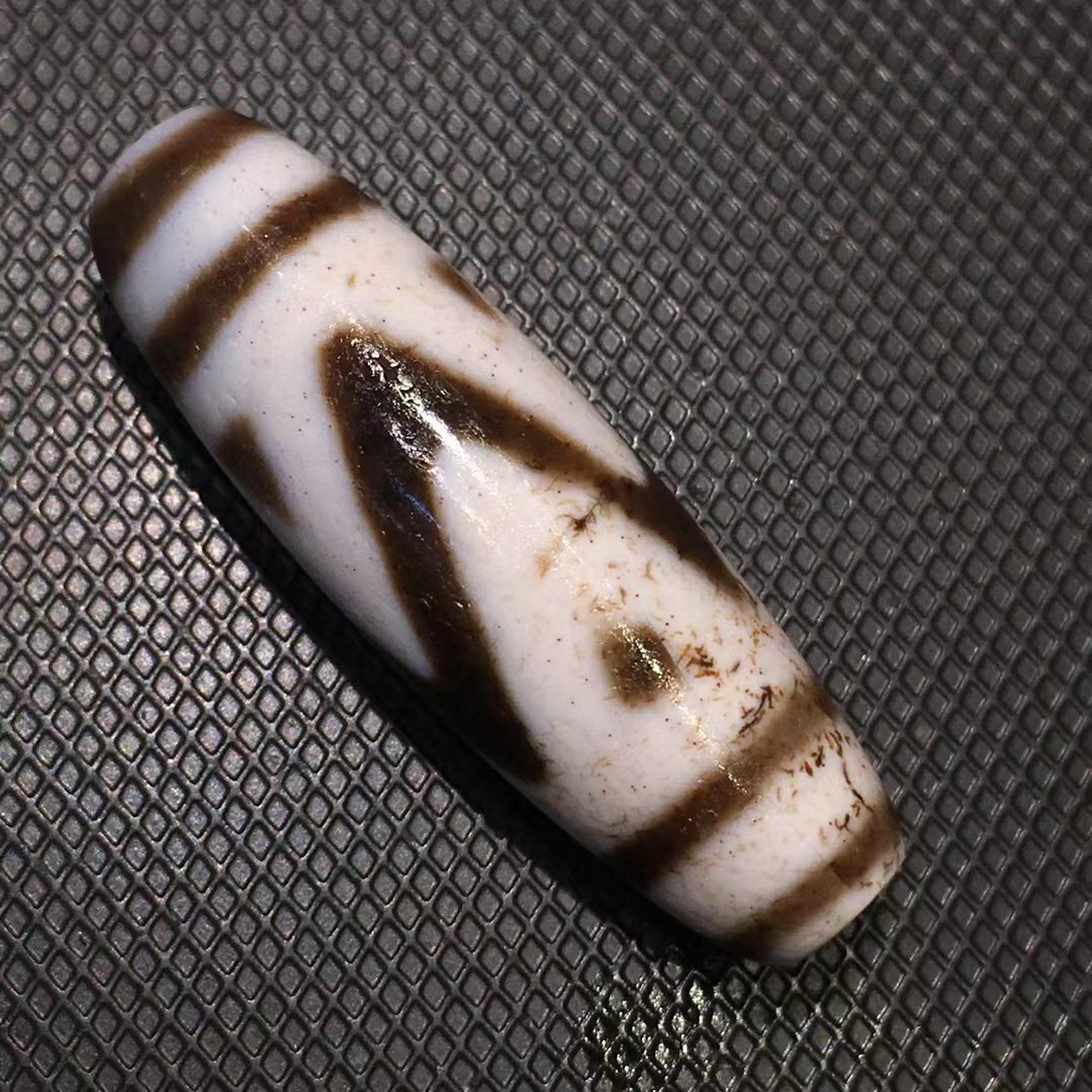 古法优品山形一眼靠山天珠品相佳风化细腻咬色扎实收藏品xy1a15