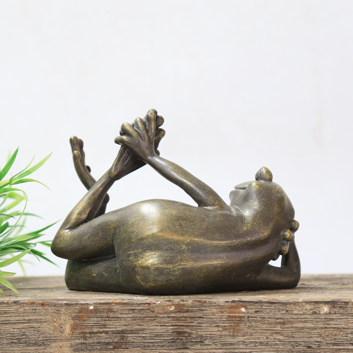 欧式动物树脂古铜色侧躺瑜伽青蛙桌面家居装饰摆件橱窗拍照工艺品