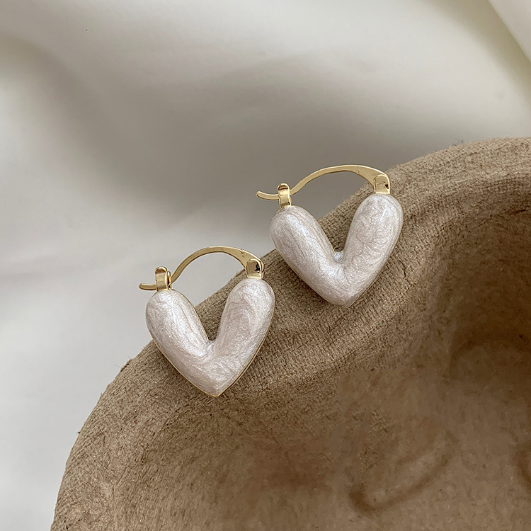 Korean White Dripping Oil Love Heart Earrings 2023 New Light Luxury Temperament Fashion Advanced Design Sense Ear Clips Earrings