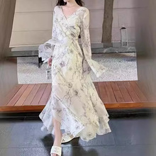 2024夏季新中式国风白色V领印花连衣裙收腰喇叭袖开叉仙女长裙