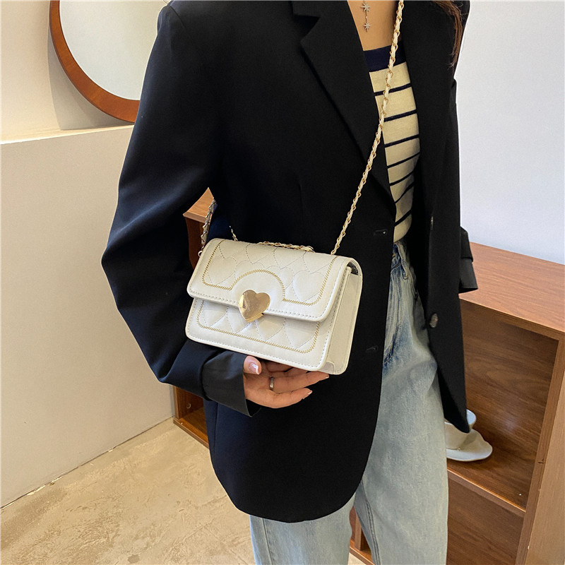 Fashion Peach Heart Bag Female Bag 2022 Popular Peach Heart Buckle Embroidery Line Small Square Bag Leisure Chain Shoulder Messenger Bag