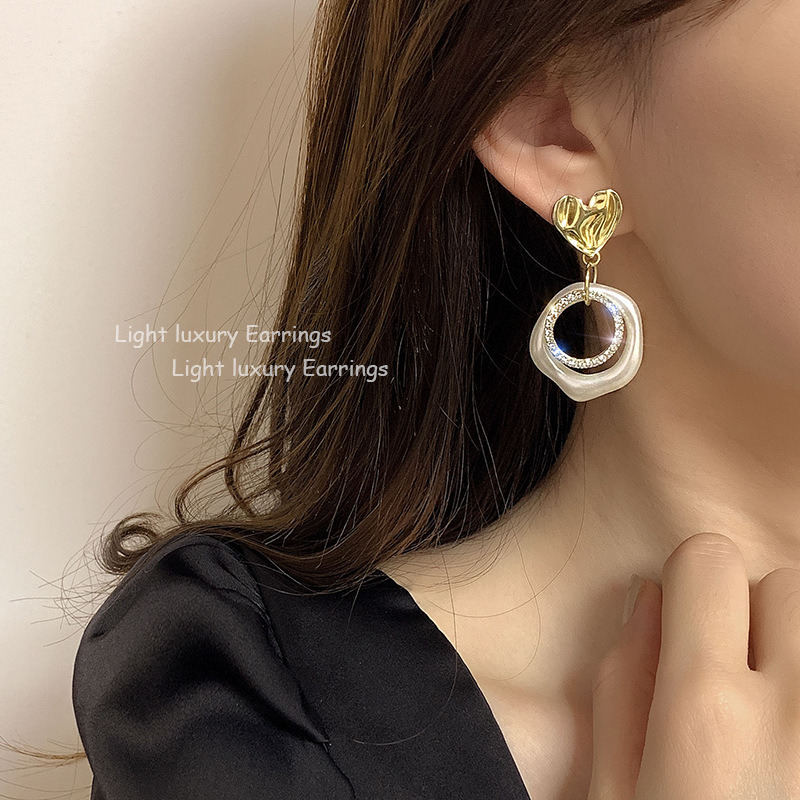 Internet Celebrity Milky White Earrings for Women Special-Interest Design High-Grade Earrings New South Korea Light Luxury Temperament Earrings Wholesale