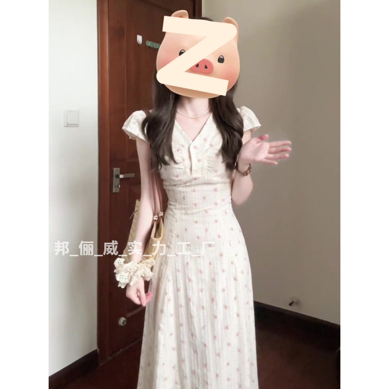 法式V领碎花连衣裙女夏季新款气质高级感度假风收腰显瘦a字长裙子
