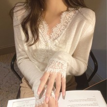 白色蕾丝衫V领打底衫女2024年秋冬季新款内搭洋气法式上衣针织衫