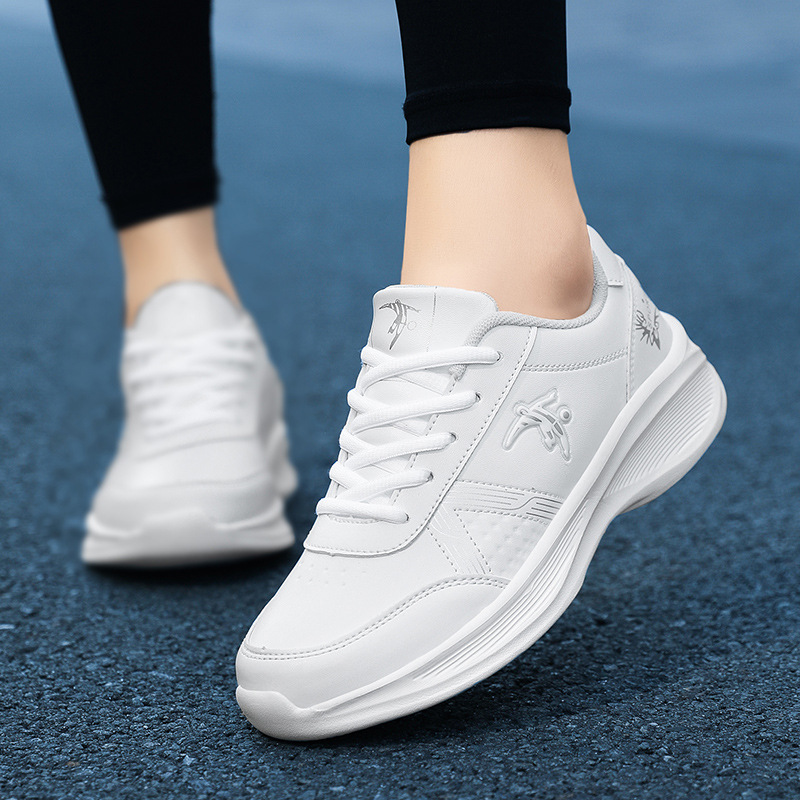 春秋防滑跑步鞋女款超纤皮面防水软底轻便舒适女鞋休闲防滑运动鞋