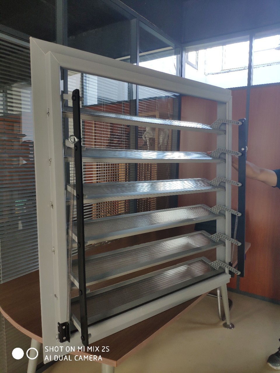 塑料透明百叶窗主材材质为abs工程塑料,精巧设计,配合边框及叶片密封