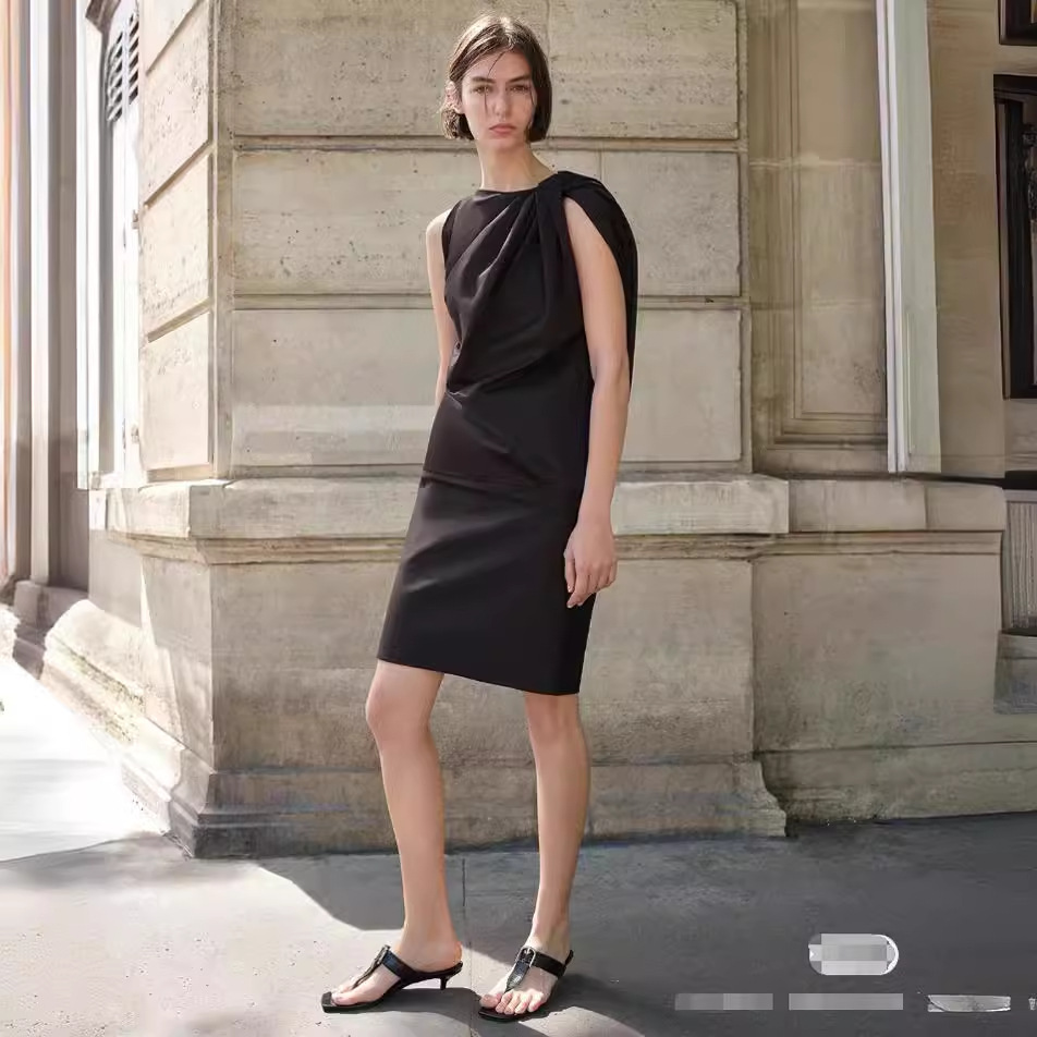 大牌平替款tt女装 24春夏新款米黄色扭肩无袖直筒垂坠感连衣裙