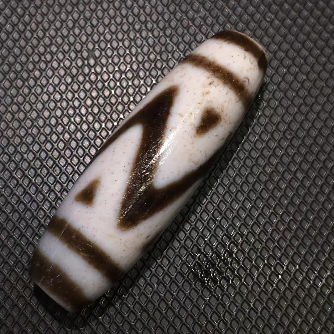 古法优品山形一眼靠山天珠品相佳风化细腻咬色扎实收藏品xy1a15