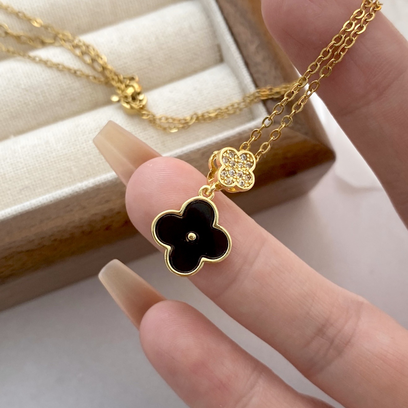 黑色满钻幸运四叶草项链钛钢高级轻奢简约百搭微镶锁骨链厂家批发