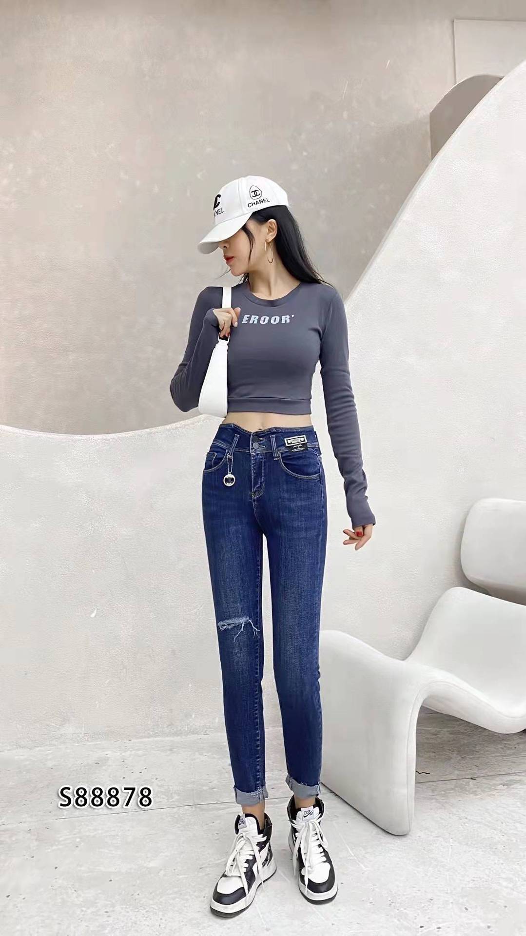 深蓝紧身牛仔裤图片