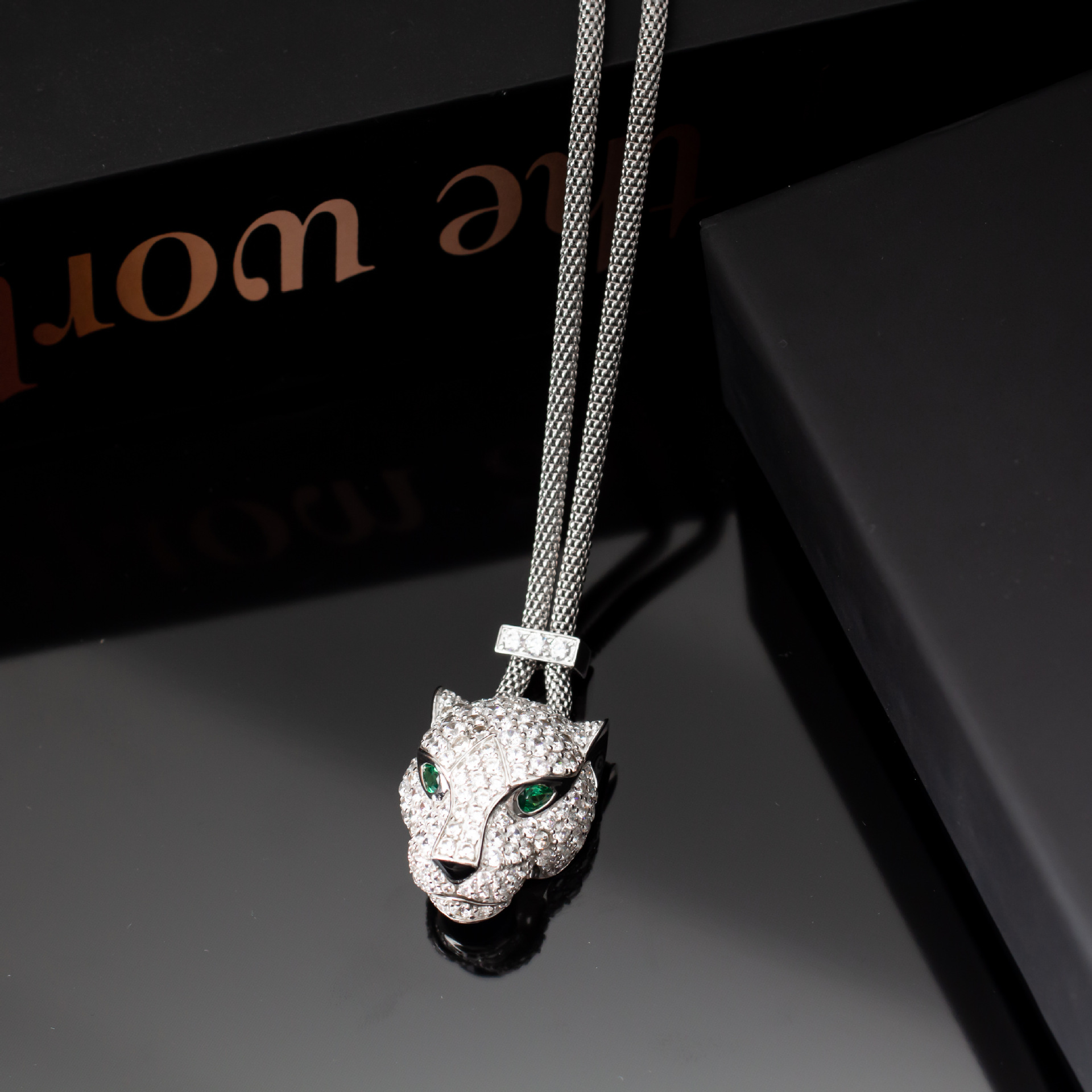 欧美风气质祖母绿镶钻豹子头项链夸张潮男长款霸气男女同款银链