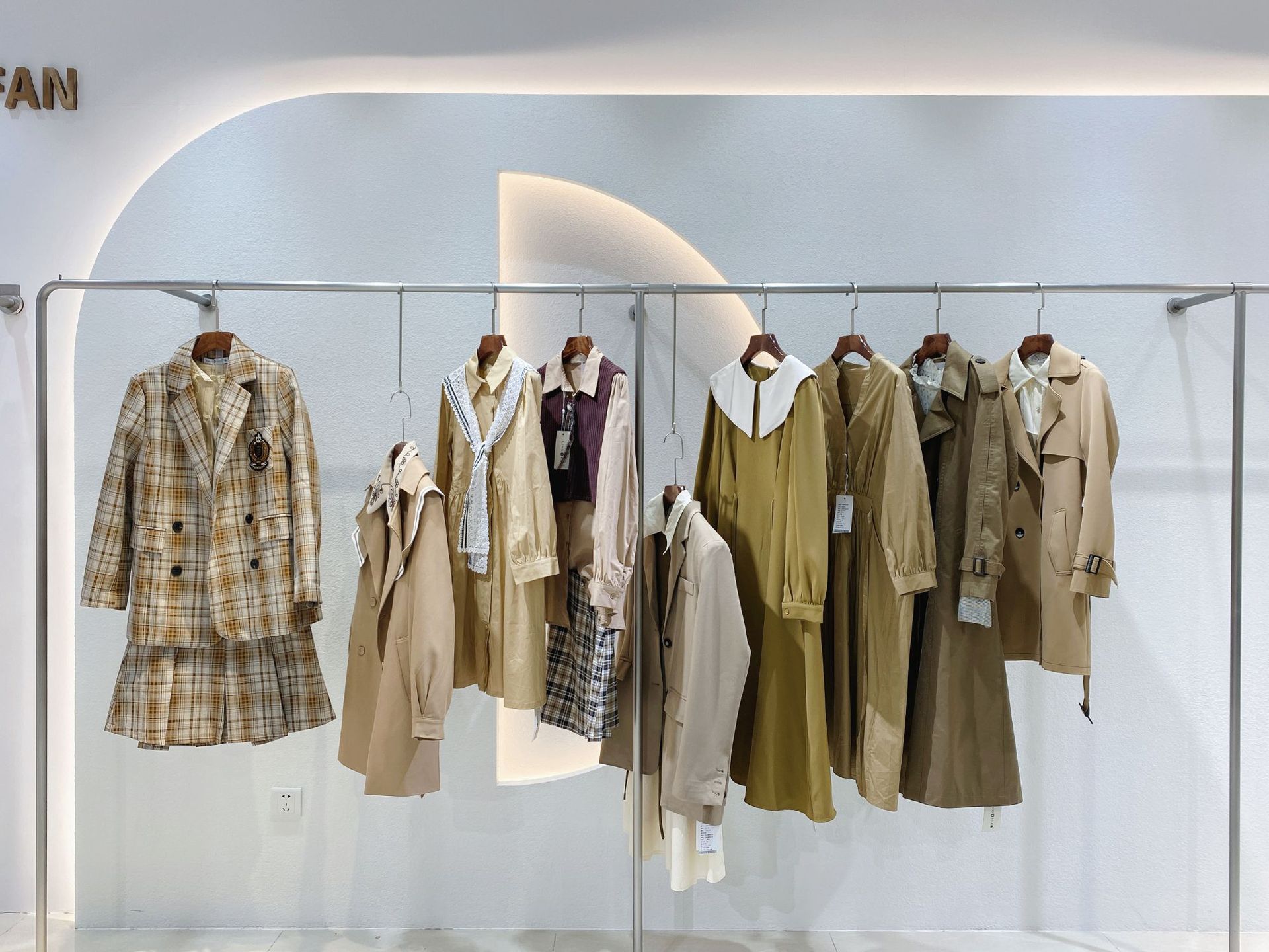 广州时尚年轻品牌领卉23春实体直播女尾货批发基地直播女装供应链