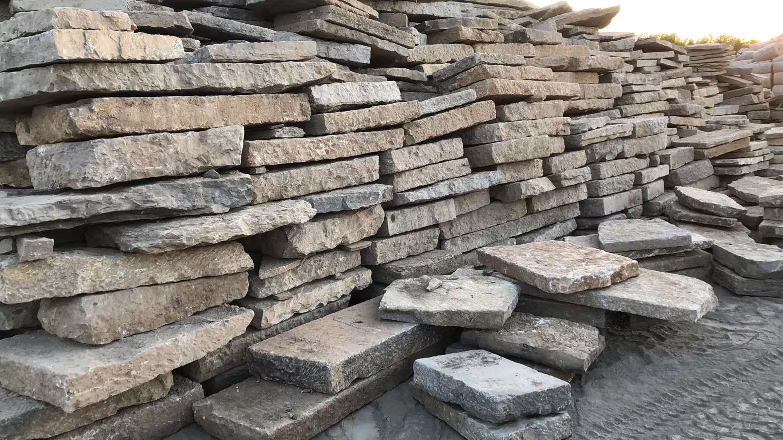 大量销售青石板红石板老青砖老青瓦老磨片流水摆件现货欢迎订购