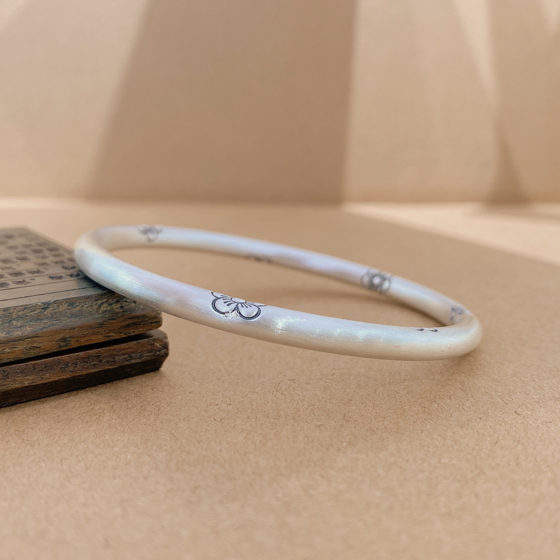 福氏足银999磨砂复古做旧圆棍梅花光底闭口纯银手镯女生细圈雅致