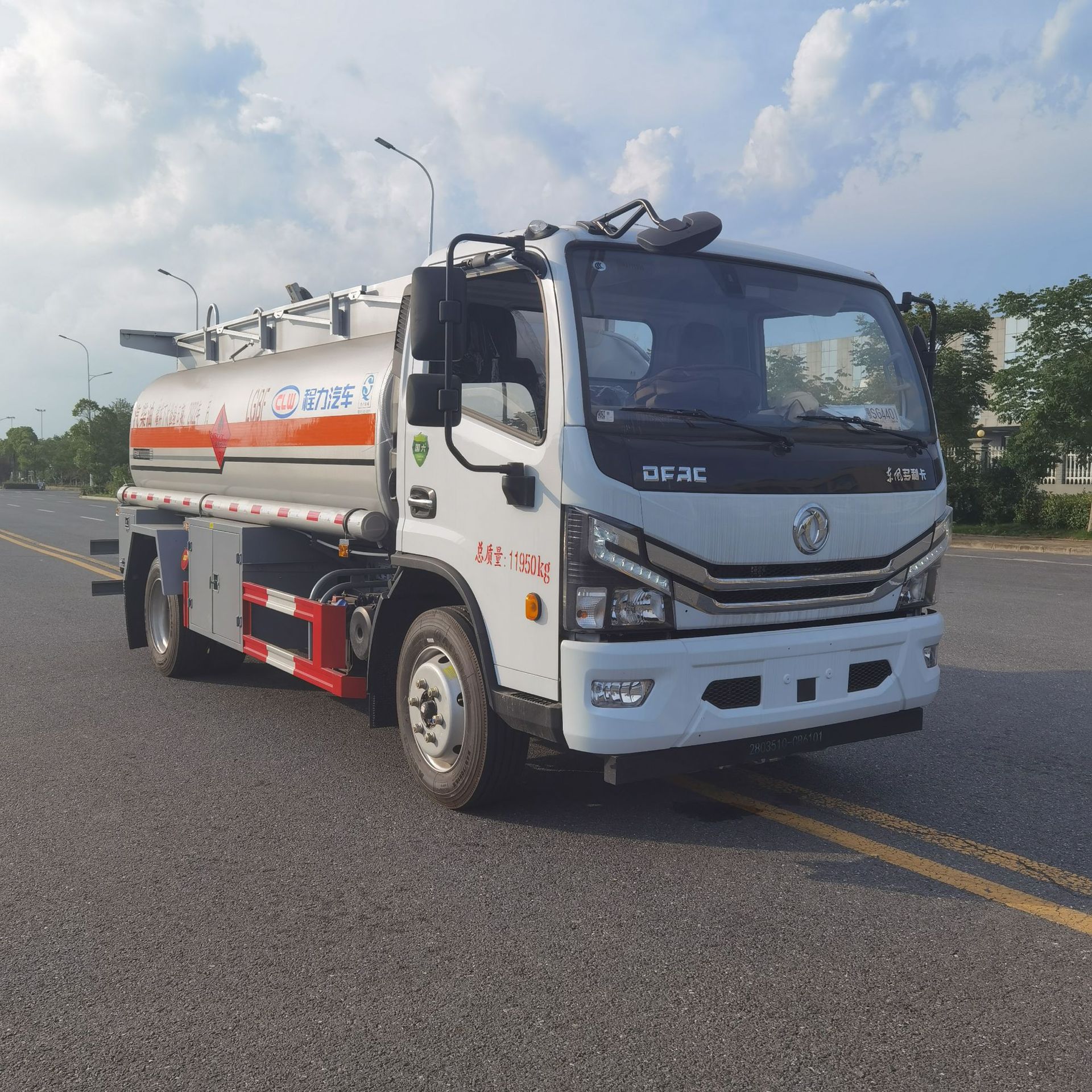 东风12吨易燃液体油罐车 加油车 槽罐车危险品运油车协助上户分期