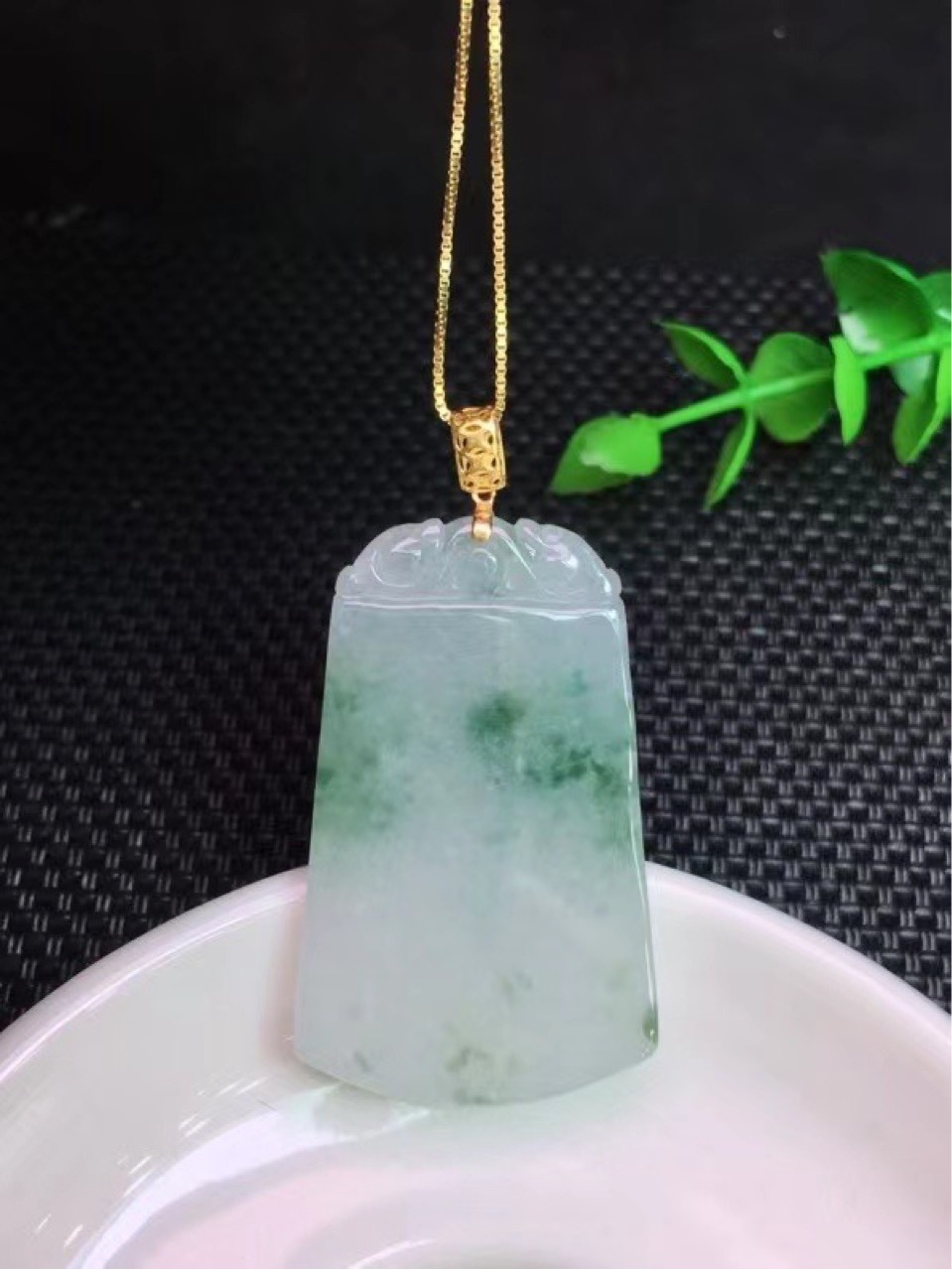 编号5739天然翡翠a货无事牌吊坠 冰糯种飘花 18k金扣头 冰润