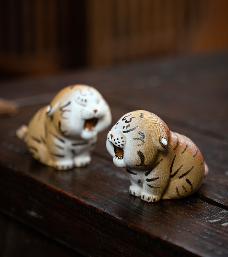 宜兴紫砂茶宠老虎摆件生肖拉毛泥绘小萌虎茶玩茶具桌配件可养批发