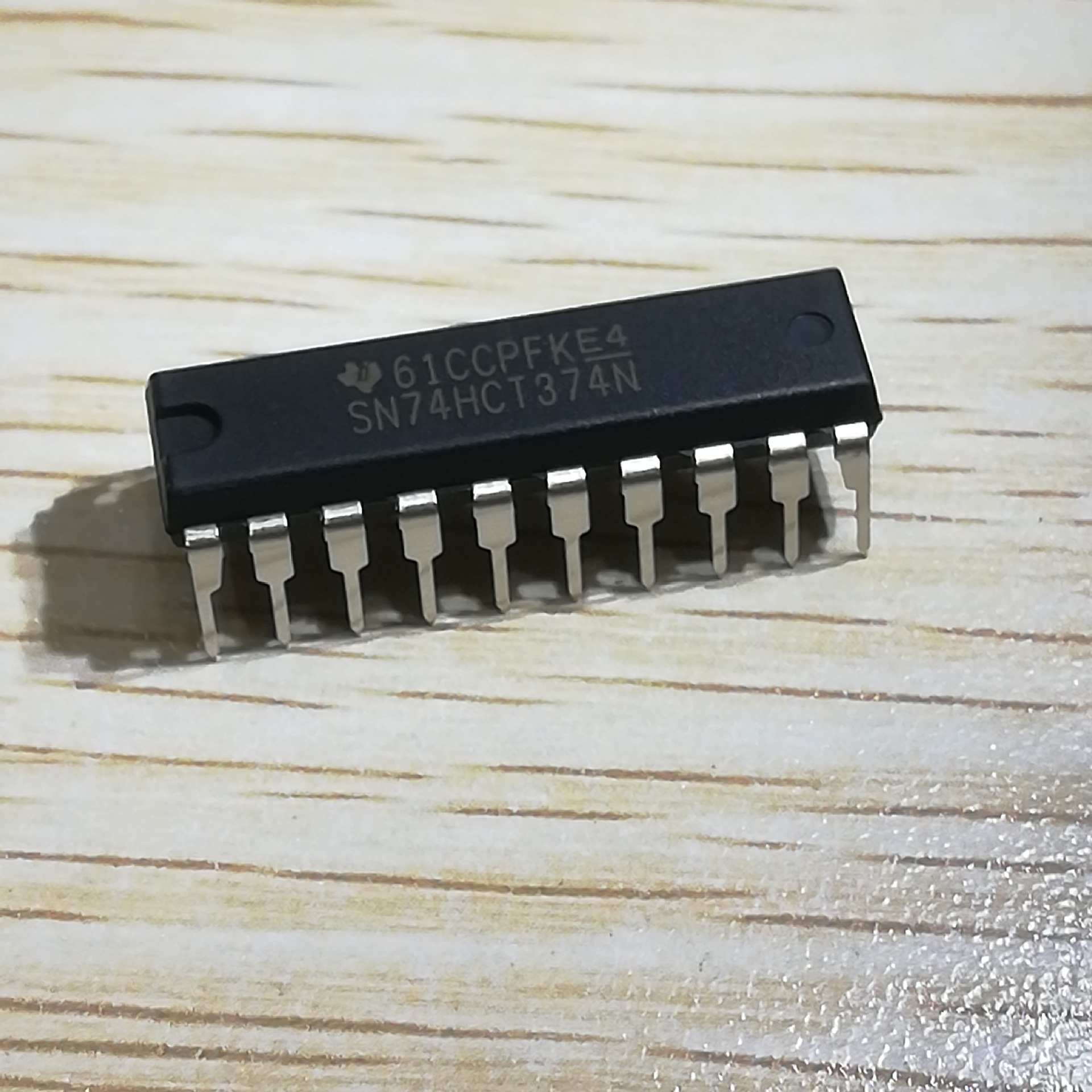 sn74hct374n 全新逻辑集成电路ic芯片电子元器件集成块直插dip20