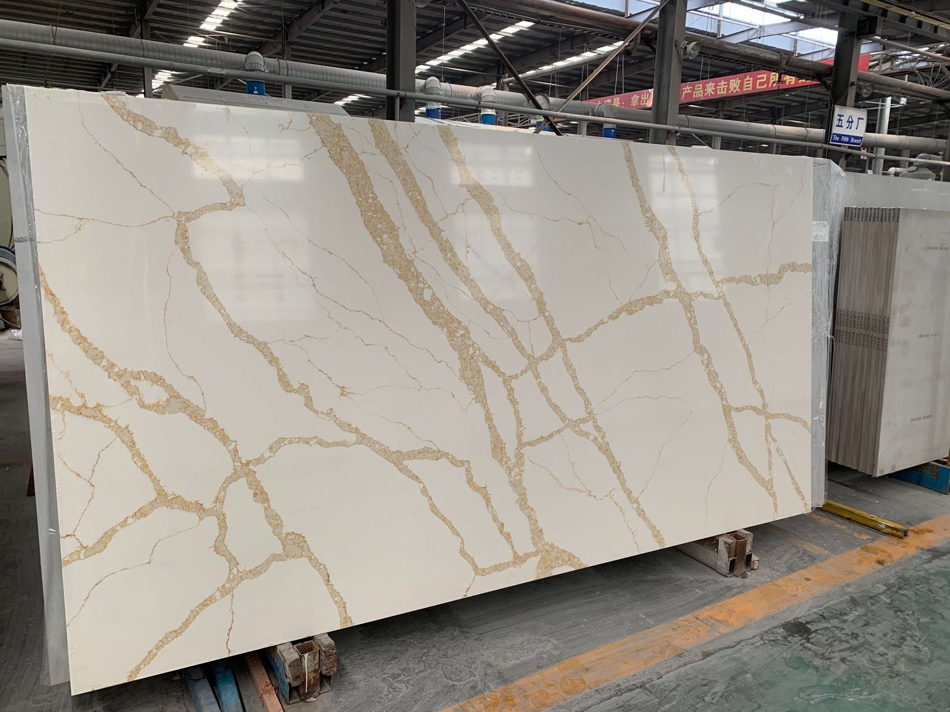 山东赫峰工厂纯白鱼肚白花纹厨房台面人造石英石大板 鱼肚金