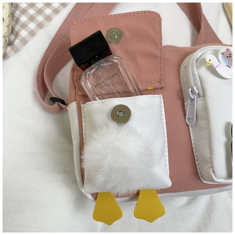 可爱鸭屁股帆布包包女斜挎2021新款潮韩国ins学生卡通单肩小方包