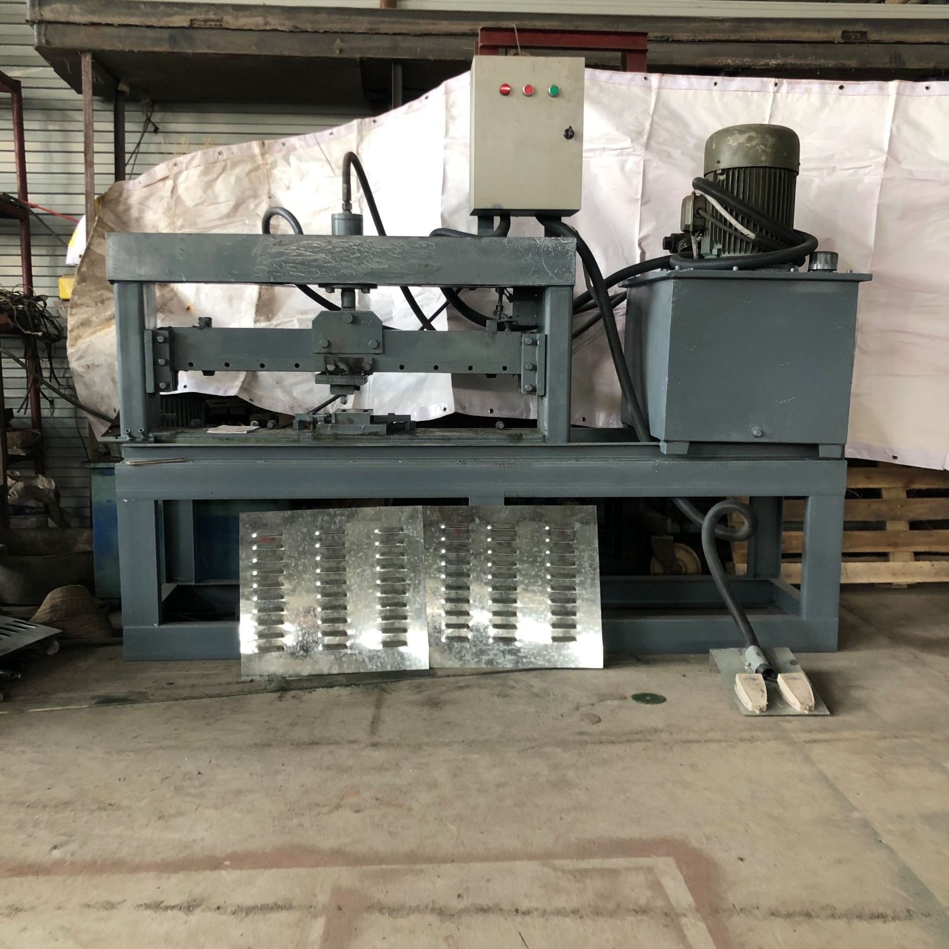 不锈钢百叶窗外墙通风口散热格栅盖板冲孔设备 液压冲孔设备