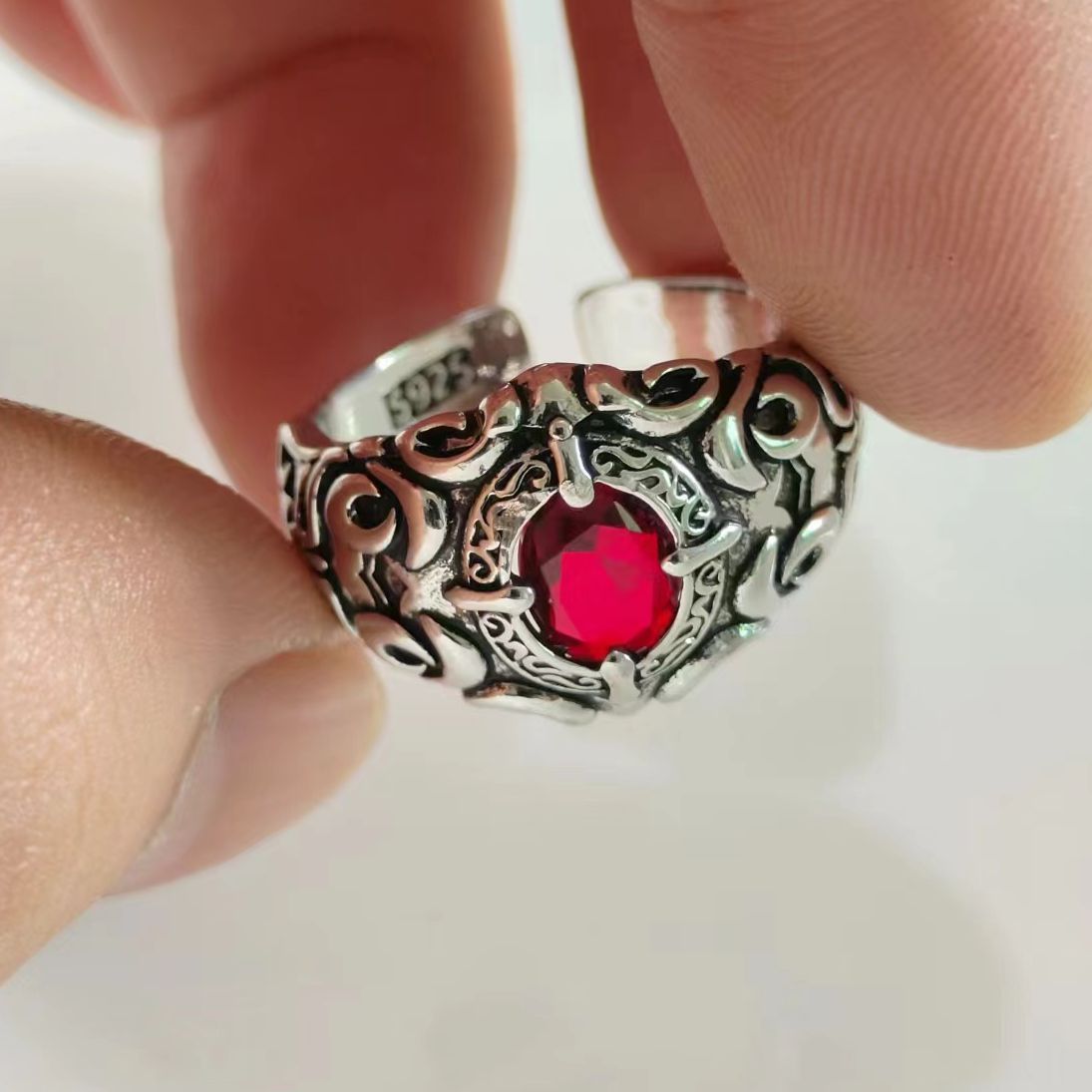 欧美潮人泰银红宝石戒指高贵食指男士吸血鬼贵族个性宽面大食指戒
