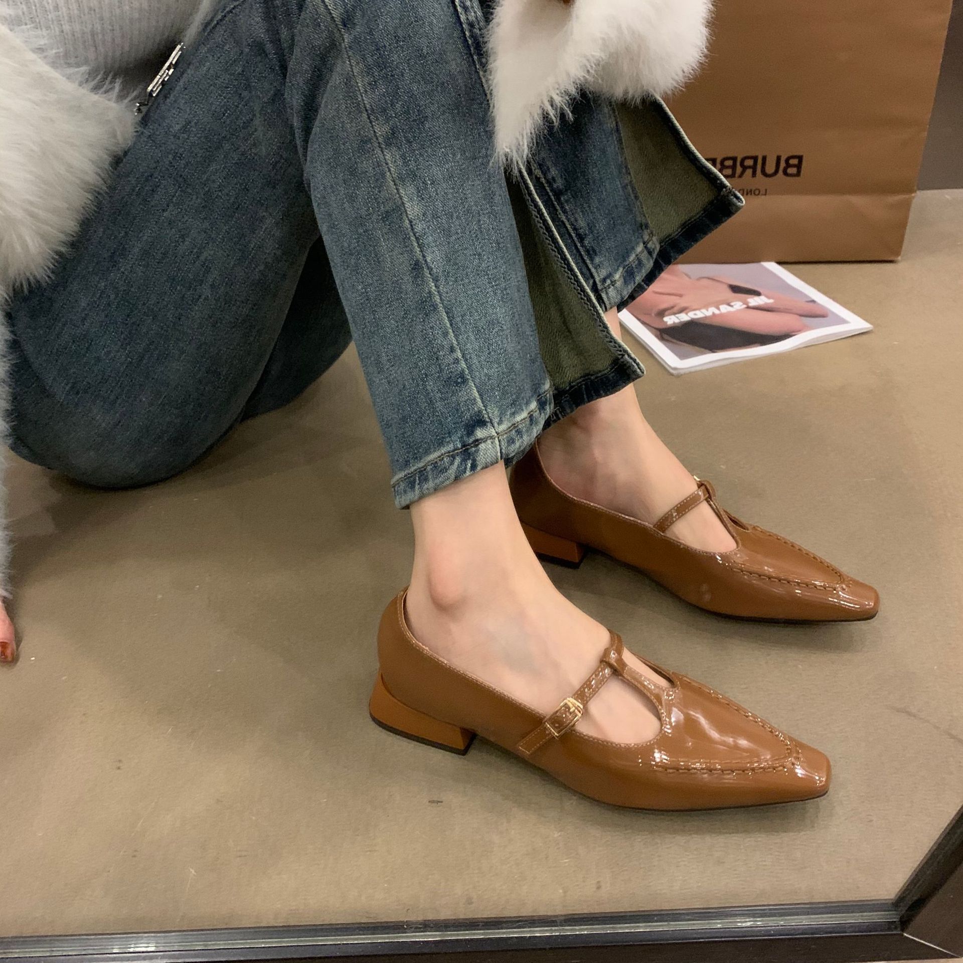 2023春款单鞋法式小方头复古玛丽珍鞋丁字扣带粗跟亮皮小皮鞋浅口