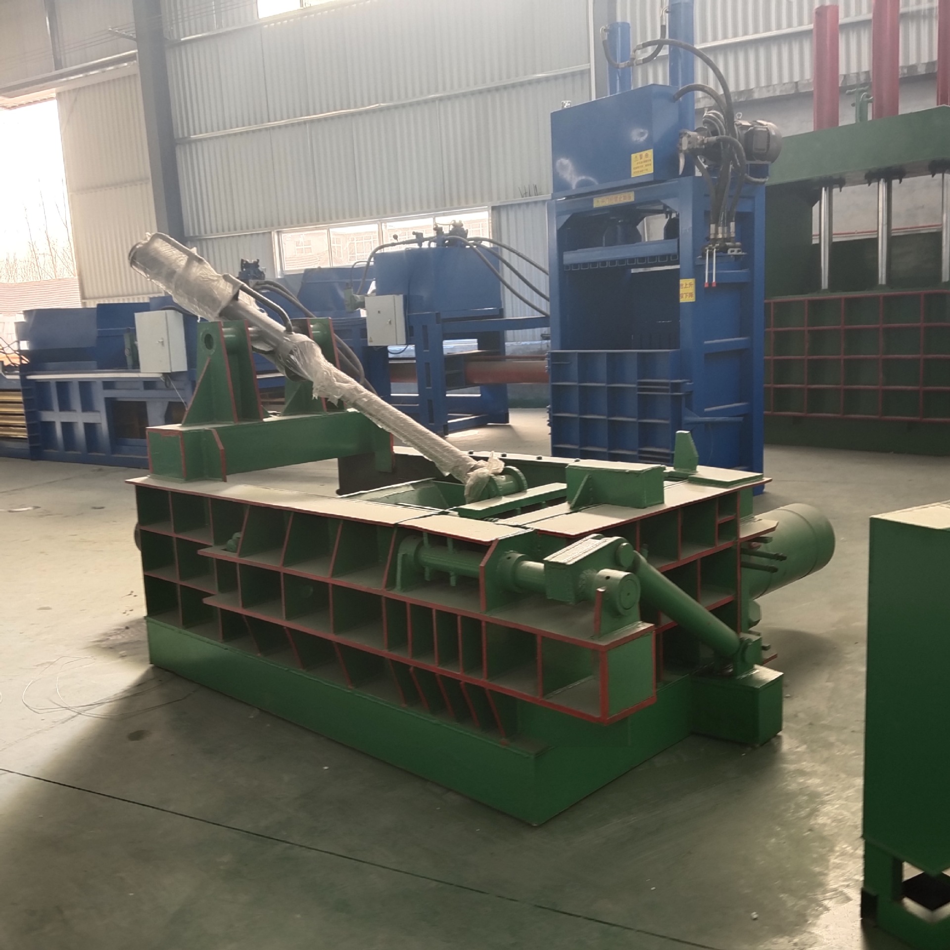 厂家供应自动翻包废铜铝屑压扁机125t135t160t废品塑料金属压块机