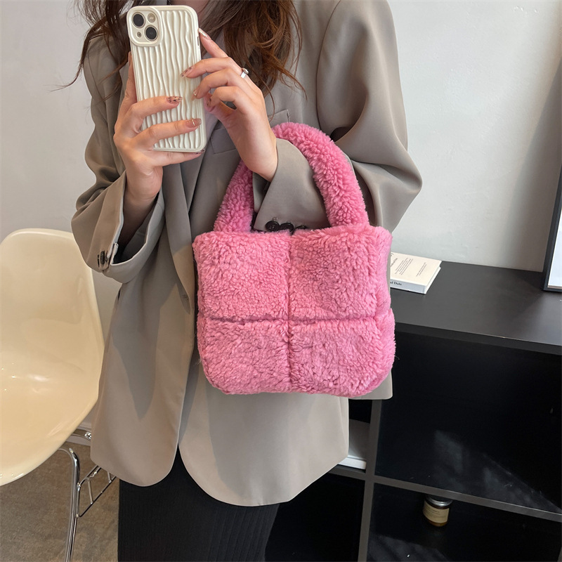2022 New Winter Lamb Wool Women's Bag Minority Fashion Bucket Bag Versatile Korean Internet Celebrity Plush Hand-Carrying Bag