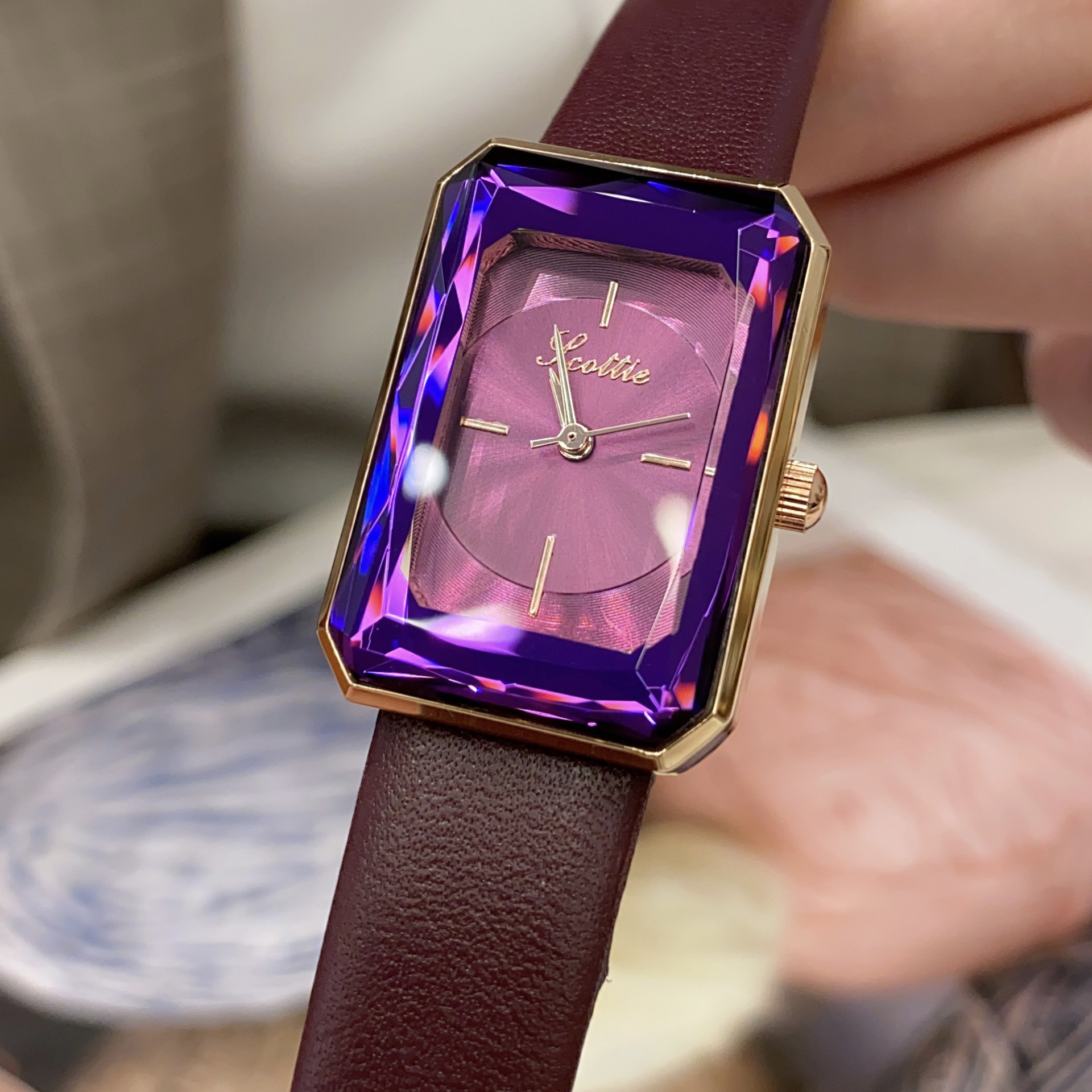 诗高迪2021新款优雅小方表女士手表时尚防水女表宝石般镜面石英表