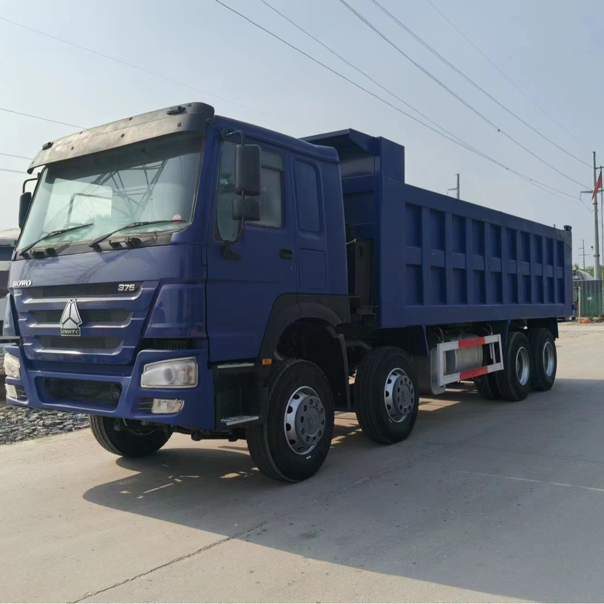 出口375马力,371马力,右驾驶豪沃8x4自卸车,渣土运输车 质量保