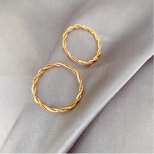 J23设计麻花双扭戒指女生钛钢风金色素圈简约轻奢叠戴指环