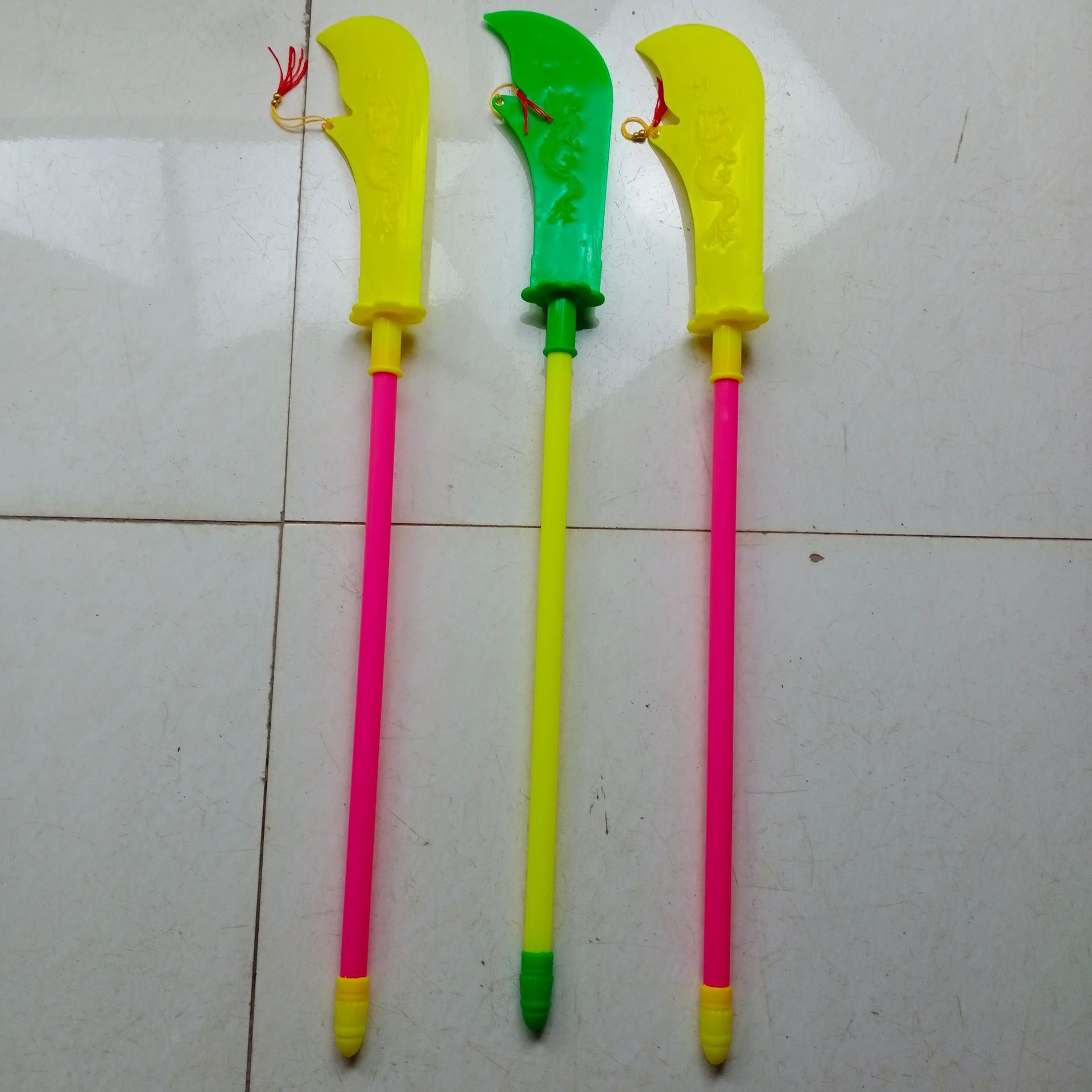 2元两元店 地摊 儿童玩具兵器 塑料关公刀 刀剑 戟塑料斧子二元