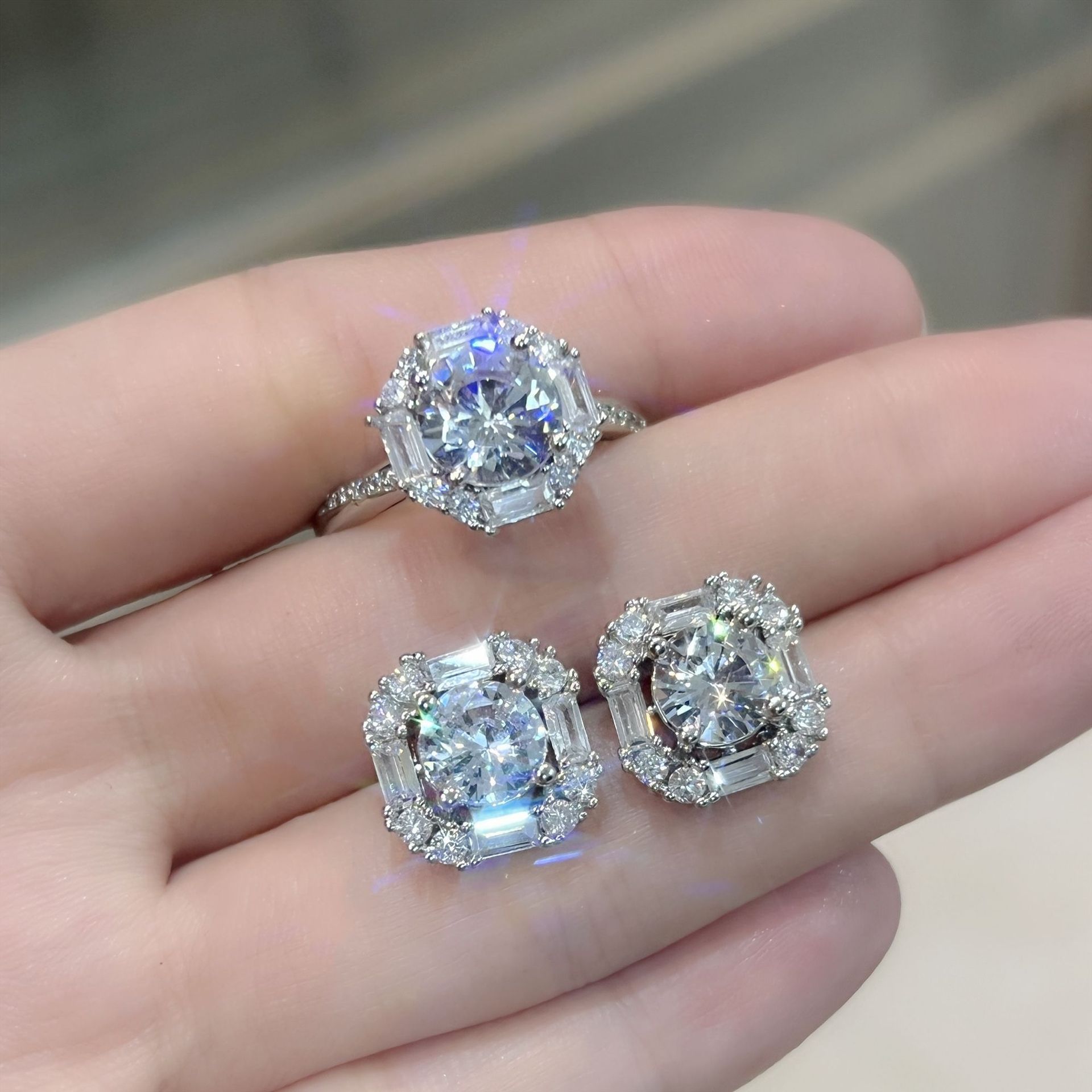 四爪扭臂镶嵌正品仿莫桑石方形钻戒指耳钉铂金仿真2克拉婚戒套装