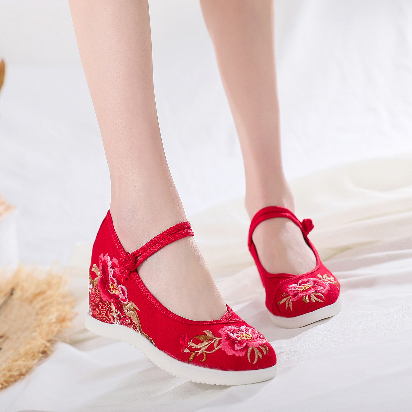 春夏新品绣花鞋女中国风新娘鞋婚鞋古风刺绣汉服女鞋旗袍茶艺布鞋