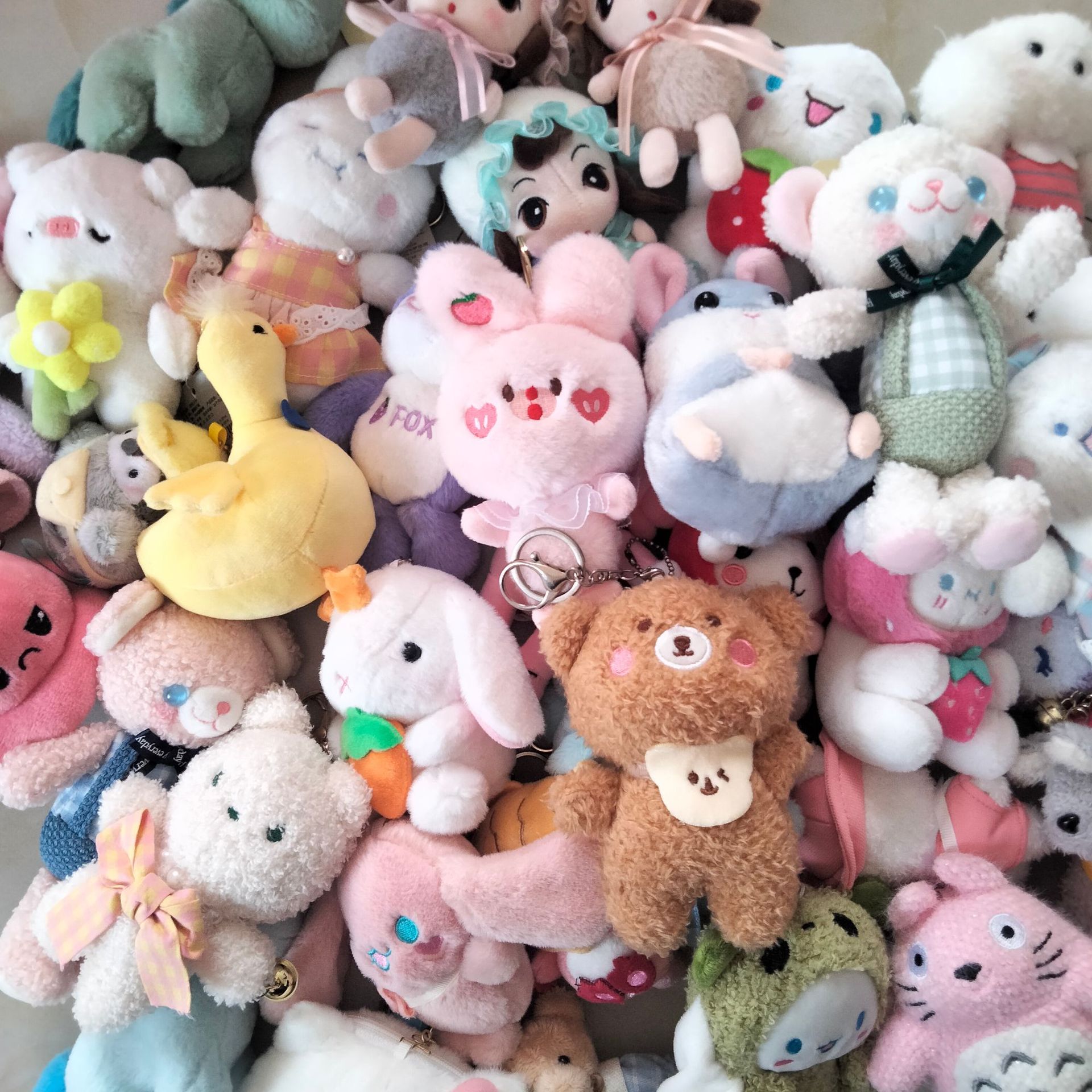 特价库存处理毛绒挂件礼品地毯货源套圈地推奖品抛洒玩具庙会活动