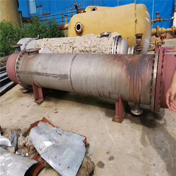 冷凝器(condenser),为制冷系统的机件,属于换热器的一种,能把气体或