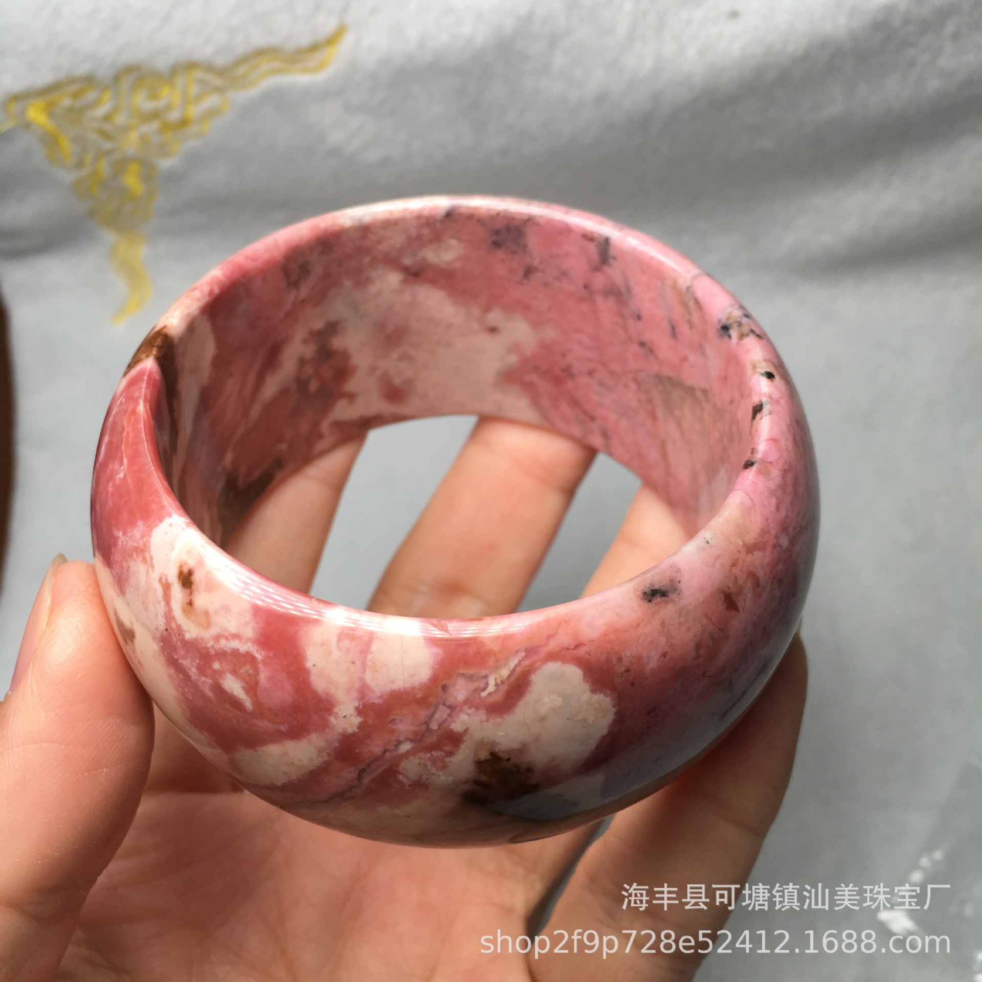 天然原矿蔷薇石圆形女士手镯蔷薇石手镯厂家偶发