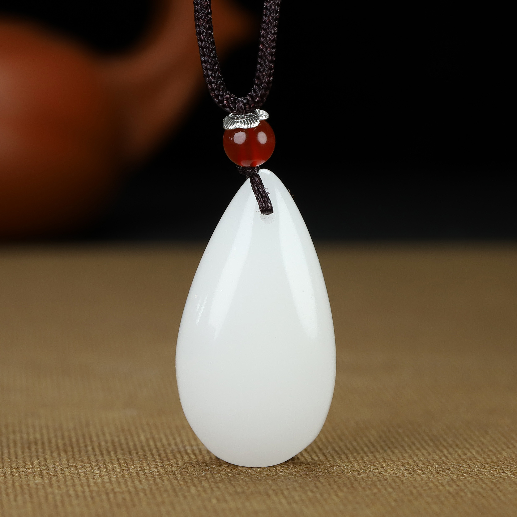 批发玉石礼品直播供货 新疆金丝玉羊脂白玉水滴吊坠 玉石挂件