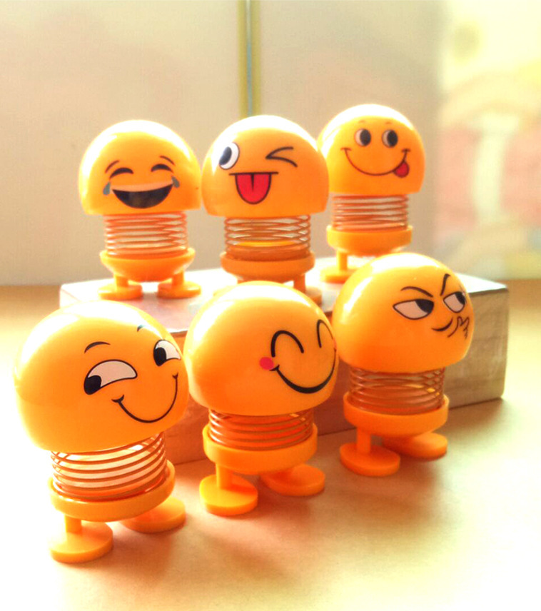 抖音网红同款摇头公仔创意车载可爱表情弹簧摆件工仔搞笑萌脸娃娃