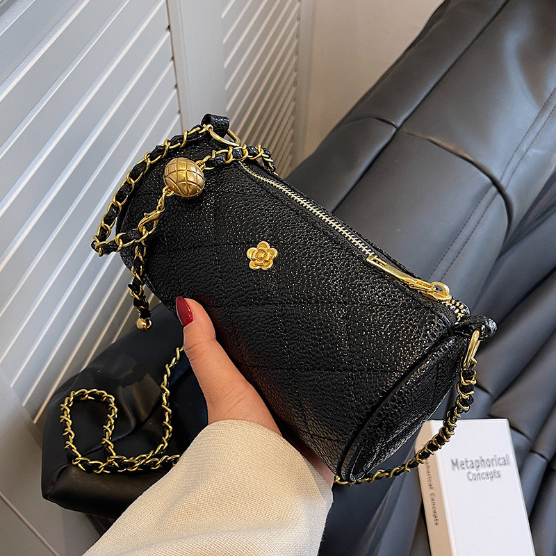 法式小众小包包秋冬女包2021新款爆款高级感菱格链条包斜挎圆筒包