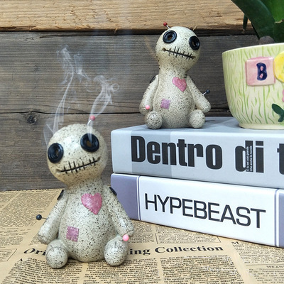 跨境工艺品巫毒娃娃熏香创意家居装饰道具卡通诅咒娃娃可喷雾摆件