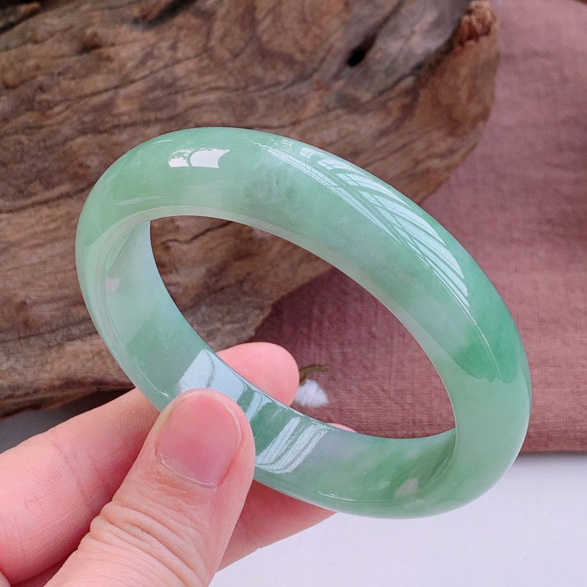 缅甸翡翠手镯飘绿玉镯子正圈玉冰种浅绿玉手镯女款冰糯种阳绿