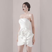 白色缎面抹胸连衣裙短裙女性感气质不规则设计感立体花朵晚礼服