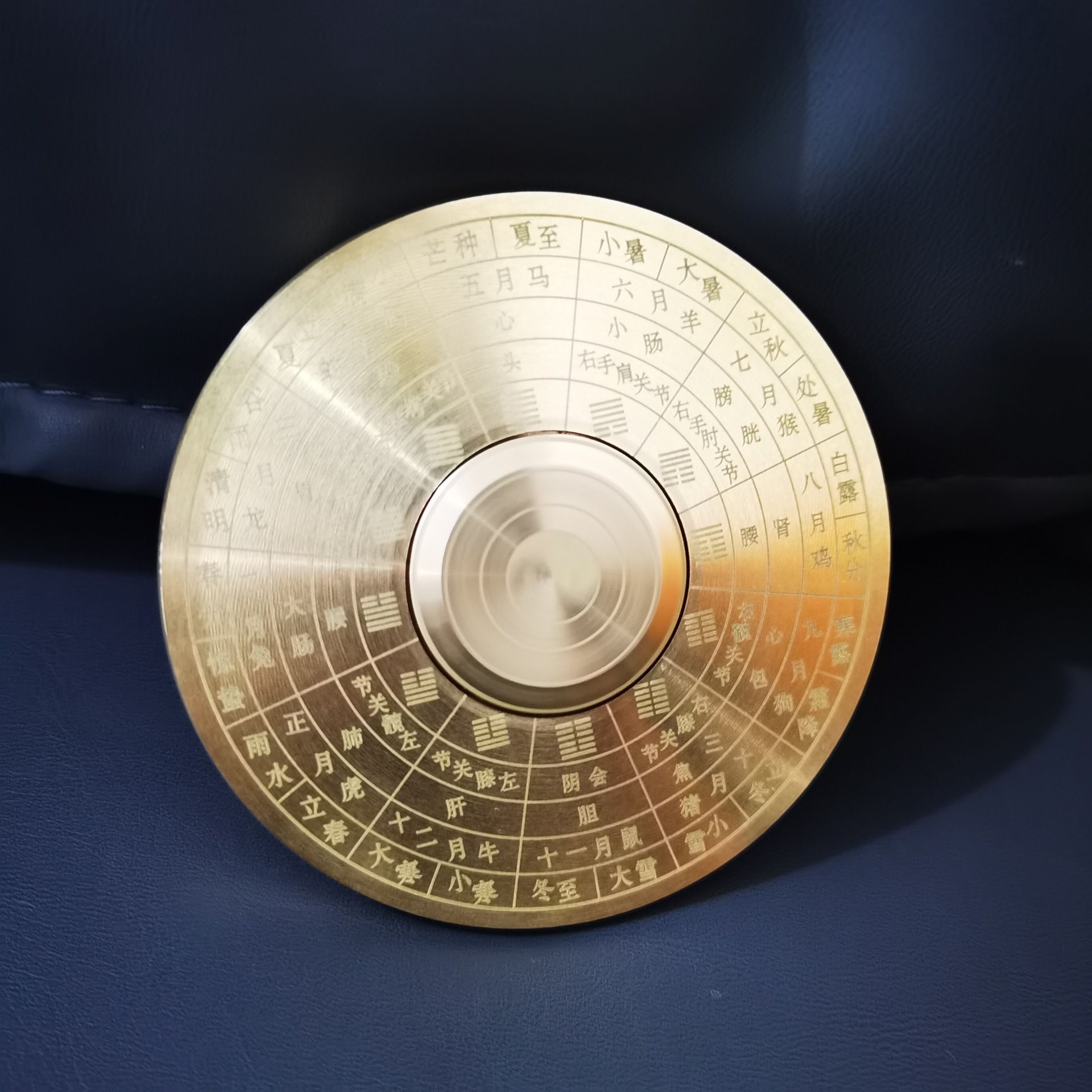 现货 纯黄铜罗盘转转指尖罗盘陀螺八卦双面可转实心太极解压新款